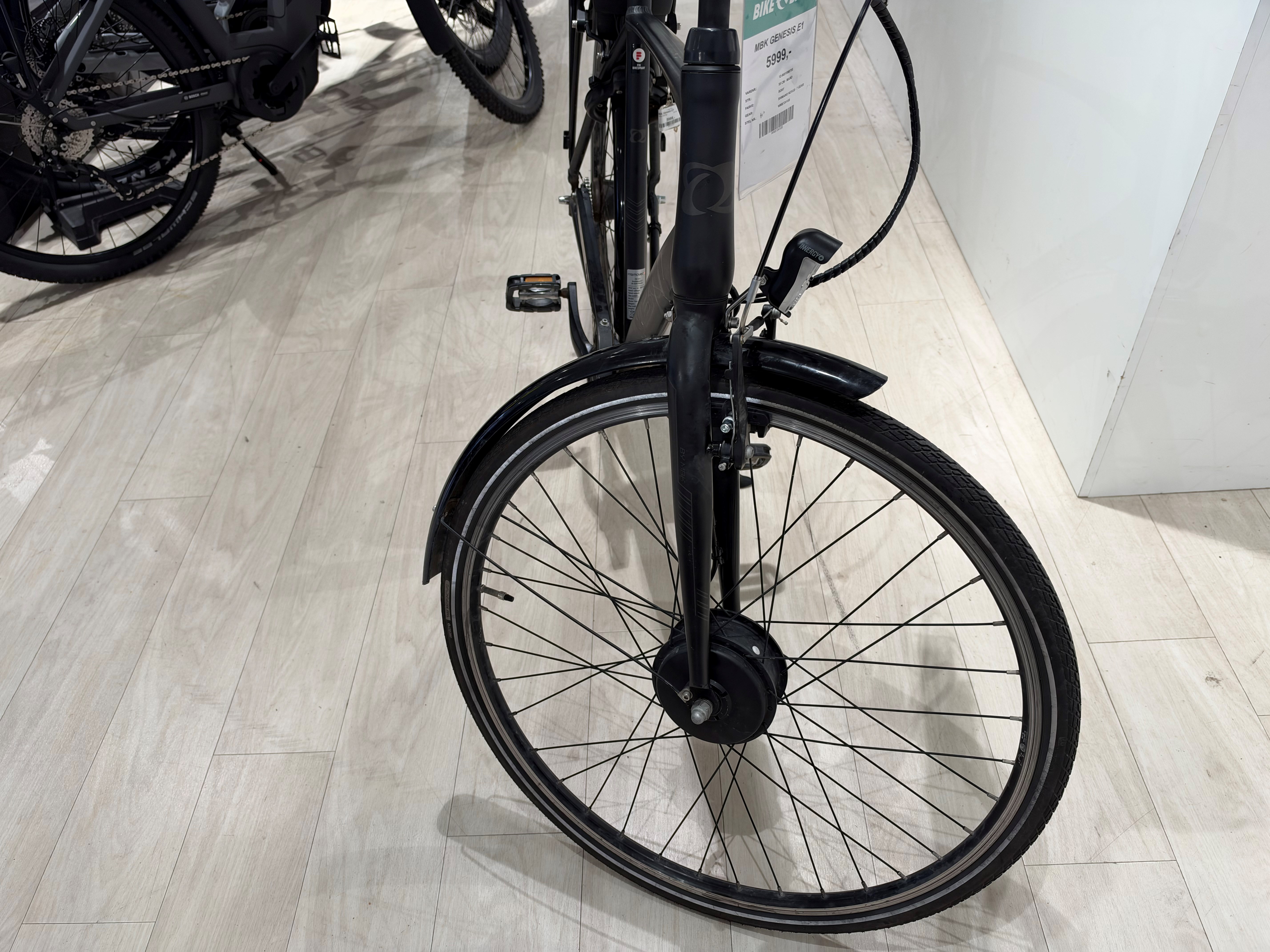 MBK Sort Genesis E1 - 55 cm